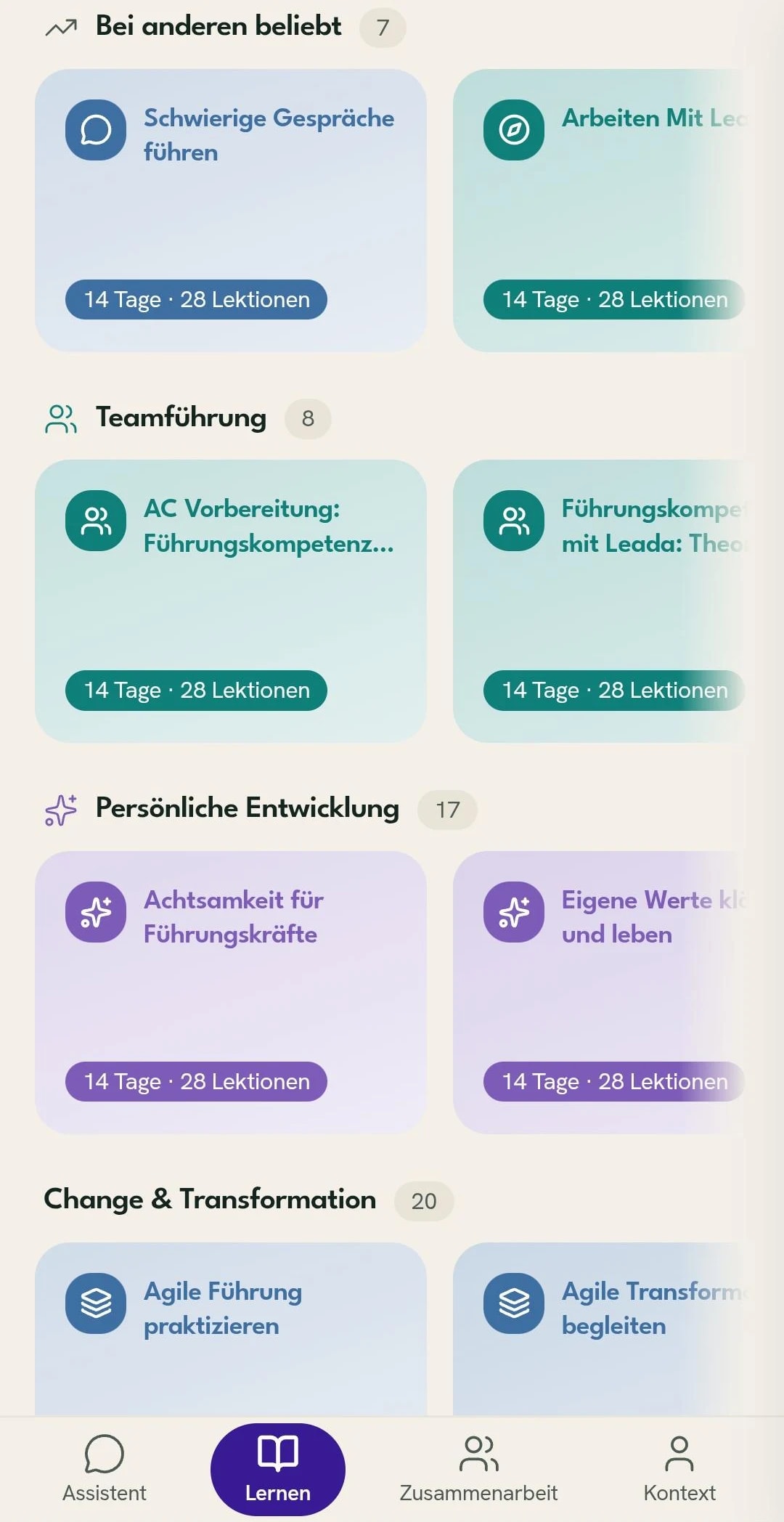 Der Katalog der Leada-App: Themenpakete nach Rubriken wie Teamführung, Persönliche Entwicklung und Change & Transformation, jeweils mit Dauer und Zahl der Lektionen.